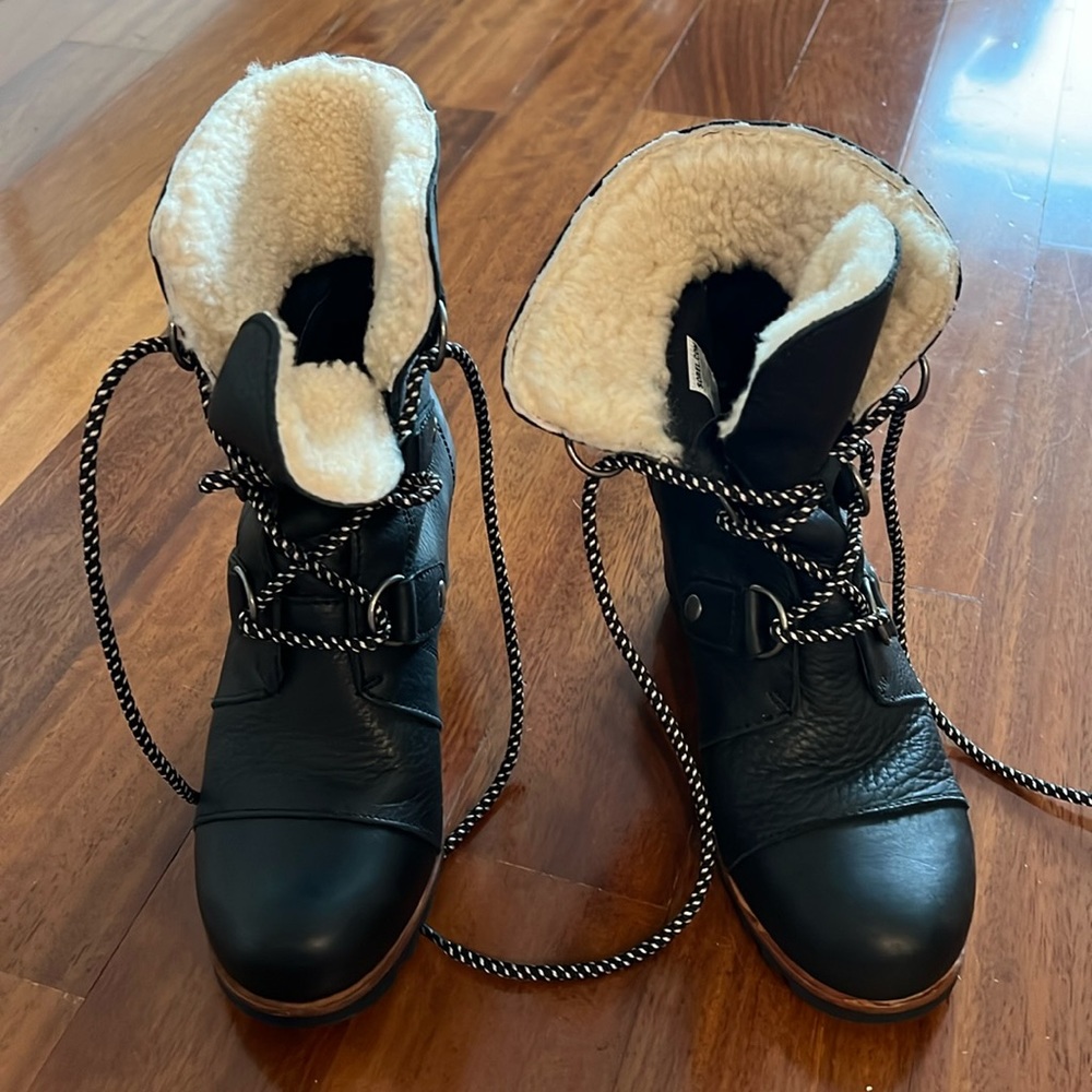 Never worn Sorel Joan of Arc black wedge boots